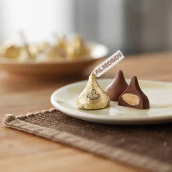 KISSES HERSHEY'S Gold Foil Milk Chocolate with Almonds Pieces, 66.7 oz., 400/Bag (HEC62083)